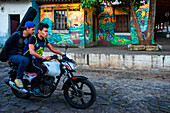 Motorrad- und Wand-Straßenkunst-Graffiti in Concepción de Ataco, Departement Ahuachapán, El Salvador, Mittelamerika. Ruta De Las Flores, Departement Ahuachapan