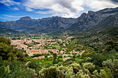 Das Dorf Soller. Landschaft aus dem Fenster des Tren de Soller, historischer Zug, der Palma de Mallorca mit Soller verbindet, Mallorca, Balearen, Spanien, Mittelmeer, Europa