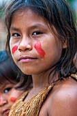 Porträt Yagua-Mädchen Indianer, die in der Nähe der amazonischen Stadt Iquitos, Peru, ein traditionelles Leben führen