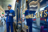 Das Personal des Luxuszuges Belmond Venice Simplon Orient Express hält am Bahnhof Venezia Santa Lucia, dem Hauptbahnhof in Venedig, Italien
