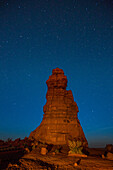 Sterne über Standing Rock im Maze District des Canyonlands National Park in Utah