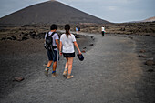 Volcan del Cuervo (Krähenvulkan), ein Krater, der über einen Rundweg in einer kargen, felsigen Landschaft erkundet wird