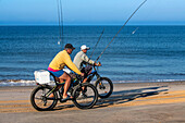 Fischer auf einem Fahrrad im Parque Nacional de Doñana National Park, Almonte, Provinz Huelva, Region Andalusien, Spanien, Europa