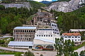 Luftaufnahme des von Eusebi Güell geförderten und von Rafael Guastavino entworfenen Museu de Ciment oder Asland ciment museum, Castellar de n'hug, Berguedà, Katalonien, Spanien