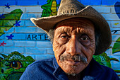 Alter Mann und Wand-Straßenkunst-Graffiti in Concepción de Ataco, Departement Ahuachapán, El Salvador, Mittelamerika. Ruta De Las Flores, Departement Ahuachapan