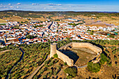 Luftaufnahme der Burg von Alanis, Provinz Sevilla, Andalusien, Spanien