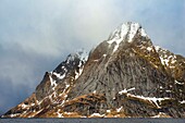 Landschaft mit dem Berg Olstinden in Reine, Moskenes, Insel Moskenesøya, Lofoten, Norwegen