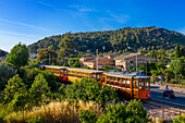 Alte Straßenbahn in der Nähe des Dorfes Soller. Die Straßenbahn verkehrt auf einer Strecke von 5 km zwischen dem Bahnhof im Dorf Soller und dem Puerto de Soller, Soller, Mallorca, Balearen, Spanien, Mittelmeer, Europa