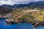 Luftaufnahme der Westküste Mallorcas, Banyalbufar, Bergdorf und Terrassenfelder, Serra de Tramuntana, Mallorca, Balearische Inseln, Spanien