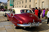 Das Hochzeitsauto, ein Buick Super Eight, wartet am Tor des Klosters von El Escorial. San Lorenzo de El Escorial, Madrid