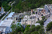 Luftaufnahme des von Eusebi Güell geförderten und von Rafael Guastavino entworfenen Museu de Ciment oder Asland ciment museum, Castellar de n'hug, Berguedà, Katalonien, Spanien