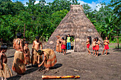 Ein Yagua maloca, traditionelles Haus mit Strohdach, Umgebung von Iquitos, Amazonasgebiet, Peru