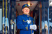 Das Personal des Luxuszuges Belmond Venice Simplon Orient Express hält am Bahnhof Venezia Santa Lucia, dem Hauptbahnhof in Venedig, Italien