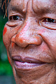 Porträt eines alten Mannes, Yagua-Indianer, die in der Nähe der amazonischen Stadt Iquitos, Peru, ein traditionelles Leben führen