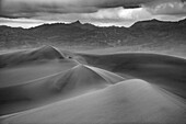 Mesquite Flat Sanddünen an einem bewölkten Tag im Death Valley National Park, Kalifornien