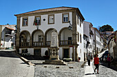 Denkmal für die Gefallenen des Ersten Weltkriegs und Hauptgebäude in Bragança, Portugal