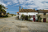 Straßenkreuzung in Almeida, Portugal