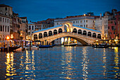 Rialto bridge. Gondolas, with tourists, on the Grand Canal, next to the Fondamenta del Vin, Venice, UNESCO, Veneto, Italy, Europe