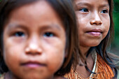Porträt der Yagua-Mädchen, die in der Nähe der amazonischen Stadt Iquitos, Peru, ein traditionelles Leben führen