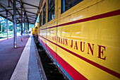 Bahnhof Vilafranca de Conflent. Der Gelbe Zug oder Train Jaune, Pyrénées-Orientales, Languedoc-Roussillon, Frankreich