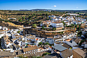 Luftaufnahme von Setenil de las Bodegas, Provinz Cádiz, Spanien