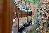 Landschaft aus dem Fenster des Tren de Soller, historischer Zug, der Palma de Mallorca mit Soller verbindet, Mallorca, Balearen, Spanien, Mittelmeer, Europa
