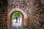 Puerta del sol oder Sonnentor in der Hauptstraße, Calle Mayor, Sigüenza, Provinz Guadalajara, Spanien