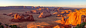 Farbenfrohes Sonnenuntergangspanorama des Monument Valley von Hunt's Mesa aus. Monument Navajo Valley Stammespark, Arizona