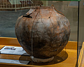 Ein großer Keramiktopf zur Aufbewahrung von getrockneten Bohnen und Mais aus der Fremont-Kultur im USU Eastern Prehistoric Museum in Price, Utah