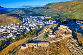 Luftaufnahme des Dorfes Carcabuey in der Provinz Cordoba, Andalusien, Südspanien