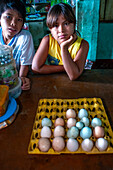Marktstand mit bunten Eiern aus dem Amazonasgebiet auf dem Indiana-Markt in Iqutios am peruanischen Amazonas, Loreto, Peru