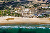 Luftaufnahme der römischen Ruinen von Baelo Claudia in Bolonia, Costa de la Luz, Provinz Cadiz, Andalusien, Südspanien. Strand von Bolonia. Playa de Bolonia