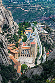 Abtei Santa Maria de Montserrat von der Seilbahn Funicular de Sant Joan aus, Monistrol de Montserrat, Barcelona, Katalonien, Spanien