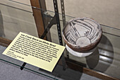 Eine schwarz-weiße Keramikschale der Fremont-Kultur aus dem Ivie Creek im USU Eastern Prehistoric Museum in Price, Utah