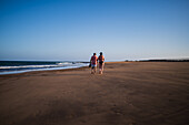 Ein Paar spaziert am Strand von Lanzarote, Kanarische Inseln, Spanien