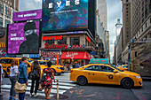 New York Subway. Seventh Avenue. Fashion Avenue. Manhattan. USA. Nearly thirty million visitors a year pass through this area of ??Manhattan, and most do so at night , when its best shows . Huge TV and hundreds of neon signs advertise all kinds of products and performances to the sound of the yellow cabs that whiz . So called because the offices of the New York Times were placed here in 1904. There was a time when prostitution , drugs and crime were synonymous with Times Square today has become full of theaters , auditoriums , hotels and fancy restaurants cultural center of the city. Today the