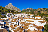 Luftaufnahme von traditionellen weißen Häusern in der Stadt Grazalema, Cadiz Sierra de Grazalema Andalusien Spanien