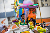 Der Karneval der "Negros y Blancos" in Pasto, Kolumbien, ist ein lebhaftes kulturelles Spektakel, das sich mit einem Übermaß an Farben, Energie und traditioneller Inbrunst entfaltet