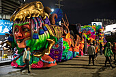 Der Karneval von Negros y Blancos in Pasto, Kolumbien, ist ein lebhaftes kulturelles Spektakel, das sich mit einem Ausbruch von Farben, Energie und traditioneller Inbrunst entfaltet