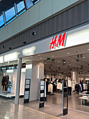 H&M-Geschäft in Puerto Venecia, einem bekannten Einkaufszentrum in Zaragoza, Spanien