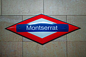 Schild des Bahnhofs der Abtei Montserrat der Zahnradbahn Cremallera de Montserrat. Monistrol de Montserrat, Barcelona, Spanien