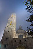 Die Kathedralen-Basilika Unserer Lieben Frau von der Säule ist in Nebel gehüllt, während die Temperaturen in Zaragoza, Spanien, sinken