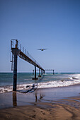 Strand von Lima, beliebter Aussichtspunkt auf landende Flugzeuge auf dem Flughafen von Lanzarote, Kanarische Inseln, Spanien