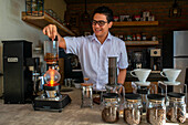 Viva Espresso Kaffeeverkostung in der Siphon-Kaffeemaschine. El Carmen State Organic Coffee Brand Plantagen und Vertrieb in Concepción de Ataco, El Salvador, Mittelamerika. Ruta De Las Flores, Departement Sonsonate