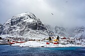 Schneelandschaft im Norwegischen Fischerdorfmuseum Å in Svolvaer auf den Lofoten, Norwegen