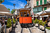 Dorfzentrum von Soller. Oldtimer-Straßenbahn in der Ortschaft Soller. Die Straßenbahn verkehrt auf einer Strecke von 5 km vom Bahnhof im Dorf Soller zum Puerto de Soller, Soller Mallorca, Balearen, Spanien, Mittelmeer, Europa