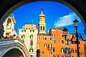 Rialto bridge. Tourists, on the Grand Canal, next to the Fondamenta del Vin, Venice, UNESCO, Veneto, Italy, Europe