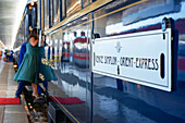 Passagiere des Luxuszuges Belmond Venice Simplon Orient Express halten am Bahnhof Venezia Santa Lucia, dem Hauptbahnhof in Venedig, Italien