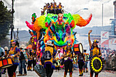 Der Karneval der Negros y Blancos in Pasto, Kolumbien, ist ein lebhaftes kulturelles Spektakel, das sich mit einem Ausbruch von Farben, Energie und traditioneller Inbrunst entfaltet
