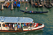 Vaporettos Gondeln, mit Touristen, auf dem Canal Grande, neben der Fondamenta del Vin, Venedig, UNESCO, Venetien, Italien, Europa